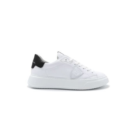 Sneakers TEMPLE di Philippe Model, da uomo, colore bianco. Modello con tomaia in pelle di vitello colore nero. Parte posteriore con logo e suola tono su tono. Caratterizzato dal logo scudetto sul lato della scarpa. 