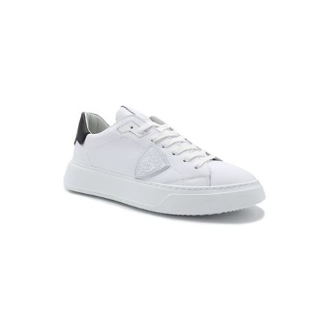 Sneakers TEMPLE di Philippe Model, da uomo, colore bianco. Modello con tomaia in pelle di vitello colore nero. Parte posteriore con logo e suola tono su tono. Caratterizzato dal logo scudetto sul lato della scarpa. 