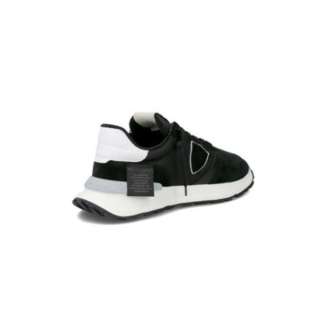 Sneakers ANTIBES di Philippe Model, da uomo, colore nero. Modello con tomaia in pelle di vitello colore nero. Parte posteriore con logo e suola a contrasto. Caratterizzato dal logo scudetto sul lato della scarpa. 