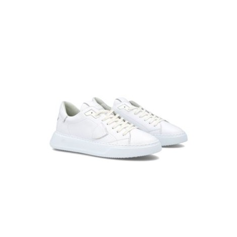 Sneakers TEMPLE di Philippe Model, da uomo, colore bianco. Modello con tomaia in pelle di vitello colore nero. Parte posteriore con logo e suola tono su tono. Caratterizzato dal logo scudetto sul lato della scarpa. 