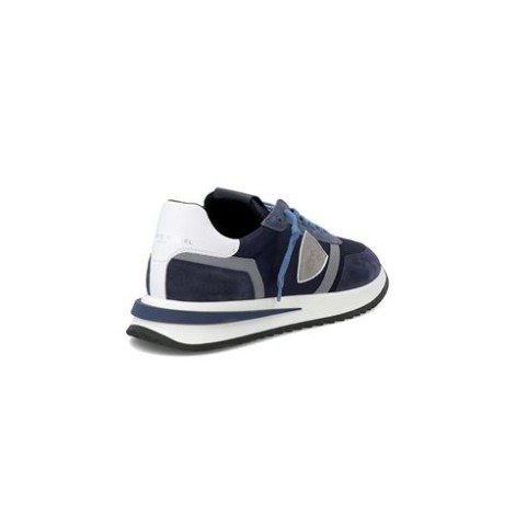 Sneakers TROPEZ 2.1 di Philippe Model, da uomo, colore blu. Modello  con tomaia in pelle di vitello colore blu. Parte posteriore e logo a contrasto. Caratterizzato dal logo scudetto sul lato della scarpa. 