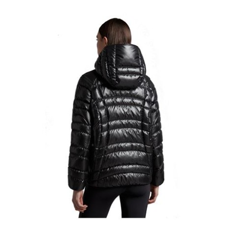 Giubbino NARLAY, di Moncler, da donna, colore nero. Modello realizzato in micro ripstop lucido riciclato. Cappuccio con interno con bordo logato e maniche lunghe. Fodera in micro ripstop riciclato. Imbottitura in piuma. Chiusura con zip e t