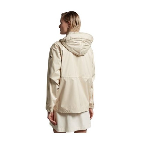Parka VALIERE, di Moncler, da donna, colore beige. Modello realizzato in nylon a maniche lunghe. Caratterizzato da tesche applicate con bottone a pressione, polsi con bottone e cappuccio rimovibile. Punto vita elasticizzato. Chiusura con zip e botton