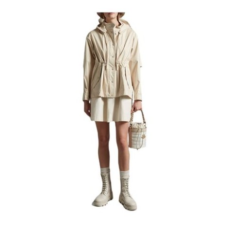 Parka VALIERE, di Moncler, da donna, colore beige. Modello realizzato in nylon a maniche lunghe. Caratterizzato da tesche applicate con bottone a pressione, polsi con bottone e cappuccio rimovibile. Punto vita elasticizzato. Chiusura con zip e botton