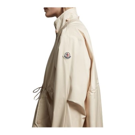 Parka VALIERE, di Moncler, da donna, colore beige. Modello realizzato in nylon a maniche lunghe. Caratterizzato da tesche applicate con bottone a pressione, polsi con bottone e cappuccio rimovibile. Punto vita elasticizzato. Chiusura con zip e botton