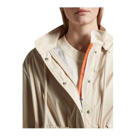 Parka VALIERE, di Moncler, da donna, colore beige. Modello realizzato in nylon a maniche lunghe. Caratterizzato da tesche applicate con bottone a pressione, polsi con bottone e cappuccio rimovibile. Punto vita elasticizzato. Chiusura con zip e botton