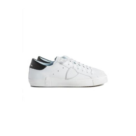 Sneakers PRSX di Philippe Model, da uomo, colore bianco. Caratterizzata dal logo scudetto sul lato della scarpa rappresenta il blasone della Città di Parigi, dove Philippe Model lanciò il suo brand. Tomaia realizzata in pelle di vitello e suede, con inser
