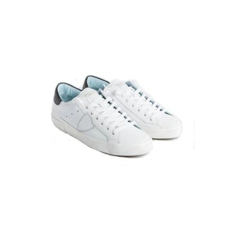 Sneakers PRSX di Philippe Model, da uomo, colore bianco. Caratterizzata dal logo scudetto sul lato della scarpa rappresenta il blasone della Città di Parigi, dove Philippe Model lanciò il suo brand. Tomaia realizzata in pelle di vitello e suede, con inser