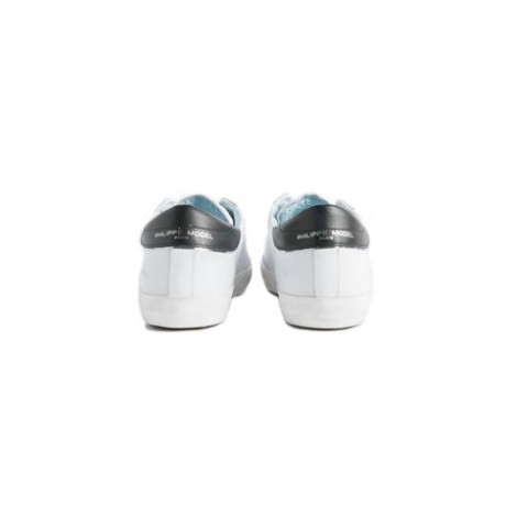 Sneakers PRSX di Philippe Model, da uomo, colore bianco. Caratterizzata dal logo scudetto sul lato della scarpa rappresenta il blasone della Città di Parigi, dove Philippe Model lanciò il suo brand. Tomaia realizzata in pelle di vitello e suede, con inser