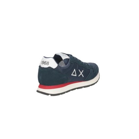 Sneakers TOM SOLID di Sun68, da uomo, colore blu. Modello realizzato in camoscio e nylon. Caratterizzato da dettaglio logo laterale ricamato e talloncino a contrasto. Suola in gomma. 