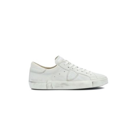 Sneakers PRSX di Philippe Model, da uomo, colore bianco. Modello  con tomaia in pelle di vitello colore bianco. Parte posteriore e logo tono su tono. Caratterizzato dal logo scudetto sul lato della scarpa. 
