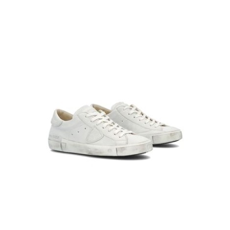 Sneakers PRSX di Philippe Model, da uomo, colore bianco. Modello  con tomaia in pelle di vitello colore bianco. Parte posteriore e logo tono su tono. Caratterizzato dal logo scudetto sul lato della scarpa. 