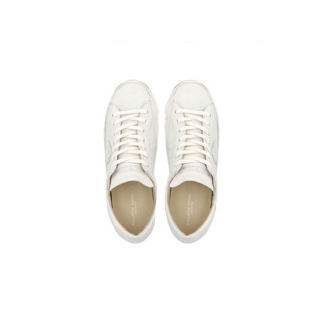 Sneakers PRSX di Philippe Model, da uomo, colore bianco. Modello  con tomaia in pelle di vitello colore bianco. Parte posteriore e logo tono su tono. Caratterizzato dal logo scudetto sul lato della scarpa. 