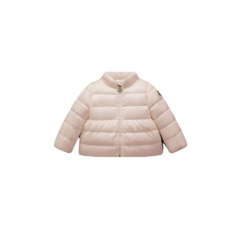 Giubbino JOELLE, di Moncler Kids, colore rosa. Imbottitura in piuma e fodera in nylon longue saisonCappuccio rimovibile, maniche lunghe e chiusura anteriore con zip. Boudin largo sul fondo del capo.Logo in feltro. Vestibilità regolare. 