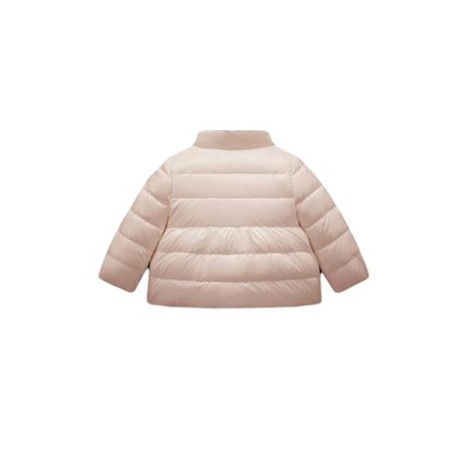 Giubbino JOELLE, di Moncler Kids, colore rosa. Imbottitura in piuma e fodera in nylon longue saisonCappuccio rimovibile, maniche lunghe e chiusura anteriore con zip. Boudin largo sul fondo del capo.Logo in feltro. Vestibilità regolare. 