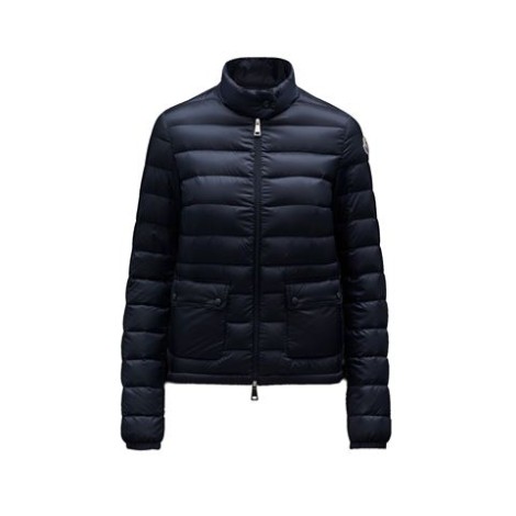 Giubbino LANS, di Moncler, da donna, colore blu. Realizzato in nylon léger, imbottito in piuma e trapuntato e logo Moncler in feltro. Chiusura anteriore con zip, chiusura del collo con bottone a pressione tono su tono e tasche applicate con patta. Vestibi