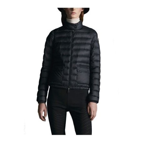 Giubbino LANS, di Moncler, da donna, colore blu. Realizzato in nylon léger, imbottito in piuma e trapuntato e logo Moncler in feltro. Chiusura anteriore con zip, chiusura del collo con bottone a pressione tono su tono e tasche applicate con patta. Vestibi