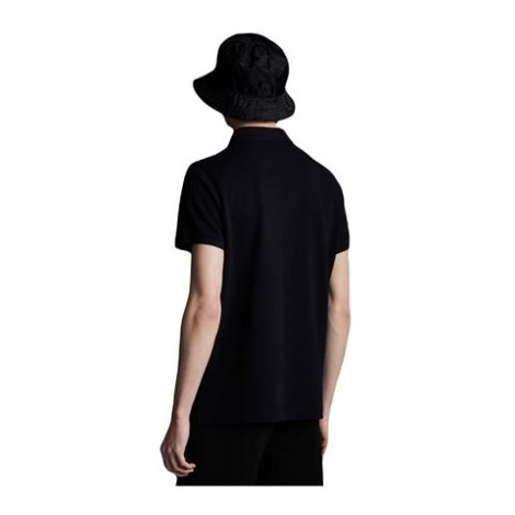 Polo di Moncler, da uomo, colore nero. Modello a maniche corte, realizzato in piquet di cotone. Caratterizzato da dettaglio logo in tessuto e polsi e collo lavorati a costine. Colletto classico con tre bottoni. Vestibilità regolare. 