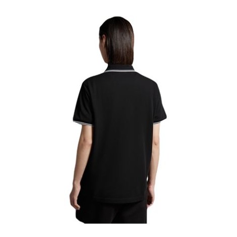 Polo di Moncler, da uomo, colore nero. Modello a maniche corte, realizzato in piquet di cotone. Caratterizzato da dettaglio logo in feltro e profili a contrasto su maniche e collo. Colletto classico con tre bottoni. Vestibilità regolare. 