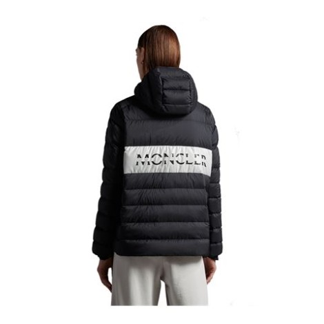 Giubbino PLUVIS, di Moncler, da donna, colore nero. Realizzato in longue saison riciclato, fodera in ripstop lucido riciclato e imbottitura in piuma. Modello con cappuccio con orlo logato, maniche lunghe e chiusura con zip. Tasche con zip. Vestibilità reg