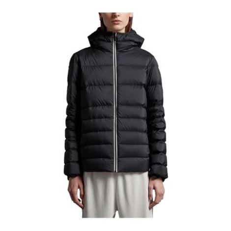 Giubbino PLUVIS, di Moncler, da donna, colore nero. Realizzato in longue saison riciclato, fodera in ripstop lucido riciclato e imbottitura in piuma. Modello con cappuccio con orlo logato, maniche lunghe e chiusura con zip. Tasche con zip. Vestibilità reg