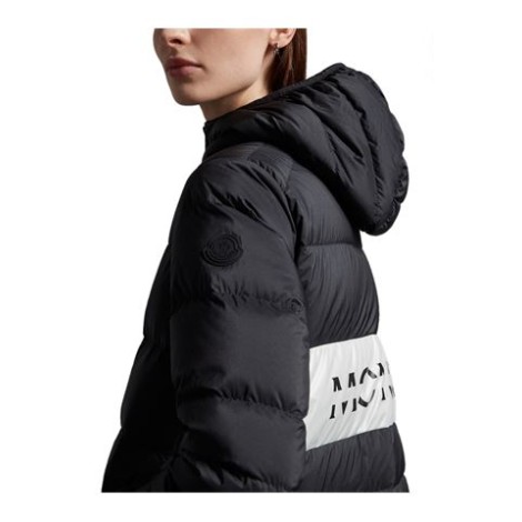 Giubbino PLUVIS, di Moncler, da donna, colore nero. Realizzato in longue saison riciclato, fodera in ripstop lucido riciclato e imbottitura in piuma. Modello con cappuccio con orlo logato, maniche lunghe e chiusura con zip. Tasche con zip. Vestibilità reg