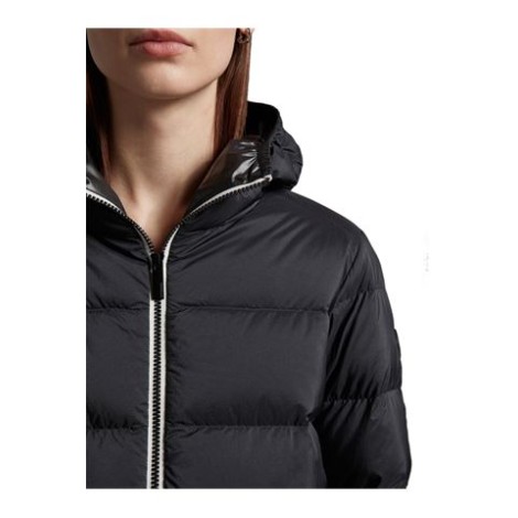 Giubbino PLUVIS, di Moncler, da donna, colore nero. Realizzato in longue saison riciclato, fodera in ripstop lucido riciclato e imbottitura in piuma. Modello con cappuccio con orlo logato, maniche lunghe e chiusura con zip. Tasche con zip. Vestibilità reg