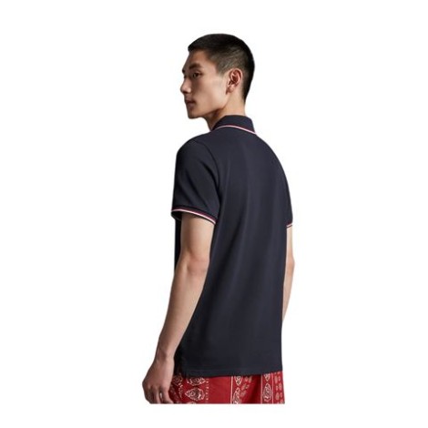 Polo di Moncler, da uomo, colore blu. Modello a maniche corte, realizzato in piquet di cotone. Caratterizzato da dettaglio logo in tessuto e polsi e collo tricolore. Colletto classico con tre bottoni. Vestibilità regolare. 