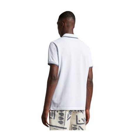 Polo di Moncler, da uomo, colore bianco. Modello a maniche corte, realizzato in piquet di cotone. Caratterizzato da dettaglio logo in feltro e profili a contrasto su maniche e collo. Colletto classico con tre bottoni. Vestibilità regolare. 