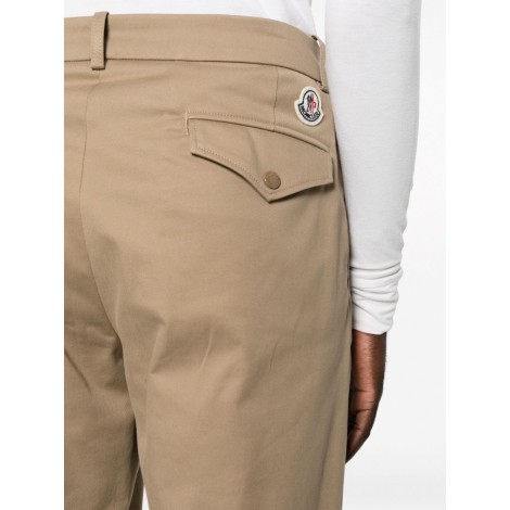 MONCLER pantaloni chino slim fit in cotone beige con patch logo Moncler