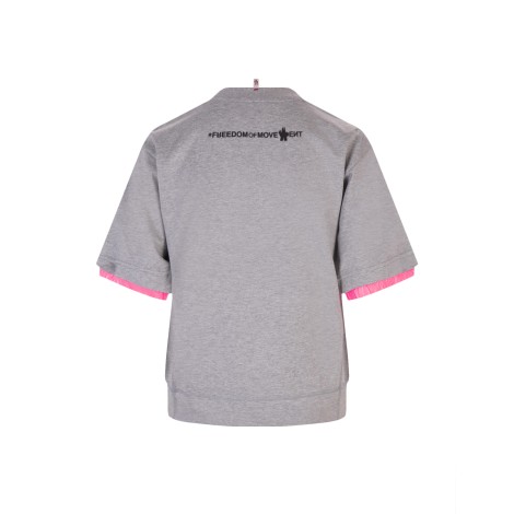 MONCLER GRENOBLE T-Shirt Grigia e Rosa Fluo Con Logo Adesivo