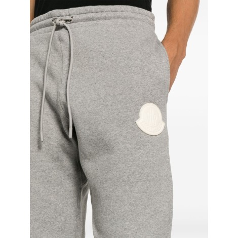 MONCLER Pantaloni sportivi in cotone grigio con patch logo Moncler