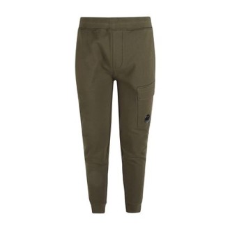 Pantalone CP COMPANY cargo in felpa  di colore verde militare  modello Diagonal Raised Fleece Track, con elastico in vita e alle caviglie, con tasca laterale e logo in rilievo. 
