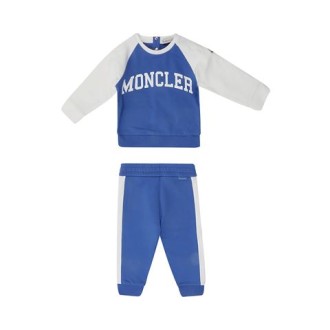 Tuta di Moncler Kids, colore bianco e blu. Modello con scritta logo. Girocollo e maniche lunghe. Pantlone con coulisse alla vita. 