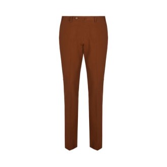 Pantalone di PT01, da uomo, colore cuoio. Modello a sigaretta con piega stirata e due tasche a filetto sul retro. Chiusura con zip e bottone non centrale. Vestibilità regolare. 