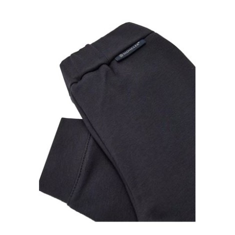 Completo in felpa realizzato in cotone elasticizzato : la tuta è composta da una felpa con cappuccio e zip con pantaloni coordinati.   Chiusura con zip sulla felpaStampa logata 