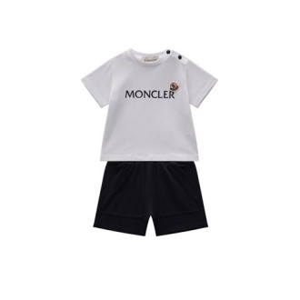 Completo di Moncler Kids, colore bianco e nero. Modello con t-shirt bianca, girocollo, maniche corte e scritta logo frontale. Bermuda corto colore nero. 