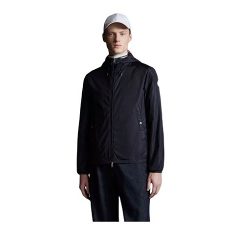 La giacca con  cappuccio Grimpeurs è realizzata in nylon idrorepellente. Con una palette tipica dello stile nautico, la giacca presenta un dettaglio in nastro tricolore sul cappuccio, chiaro rimando all’heritage Moncler.  