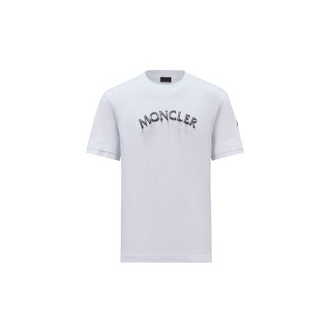 Ispirata allo streetwear e al basket, la collezione nera opaca di Moncler presenta un'estetica contemporanea e all'avanguardia. Girocollo a costine, logo stampato sul davanti, patch logo Moncler nero opaco. 