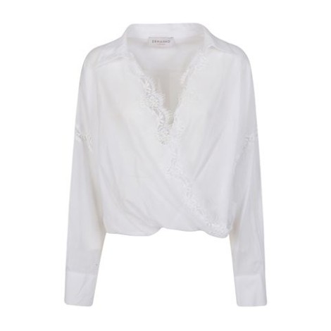 Camicia di Ermanno Firenze, da donna, colore bianco. Modello incrocio con pizzo. Colletto, maniche lunghe e scollo a V. 