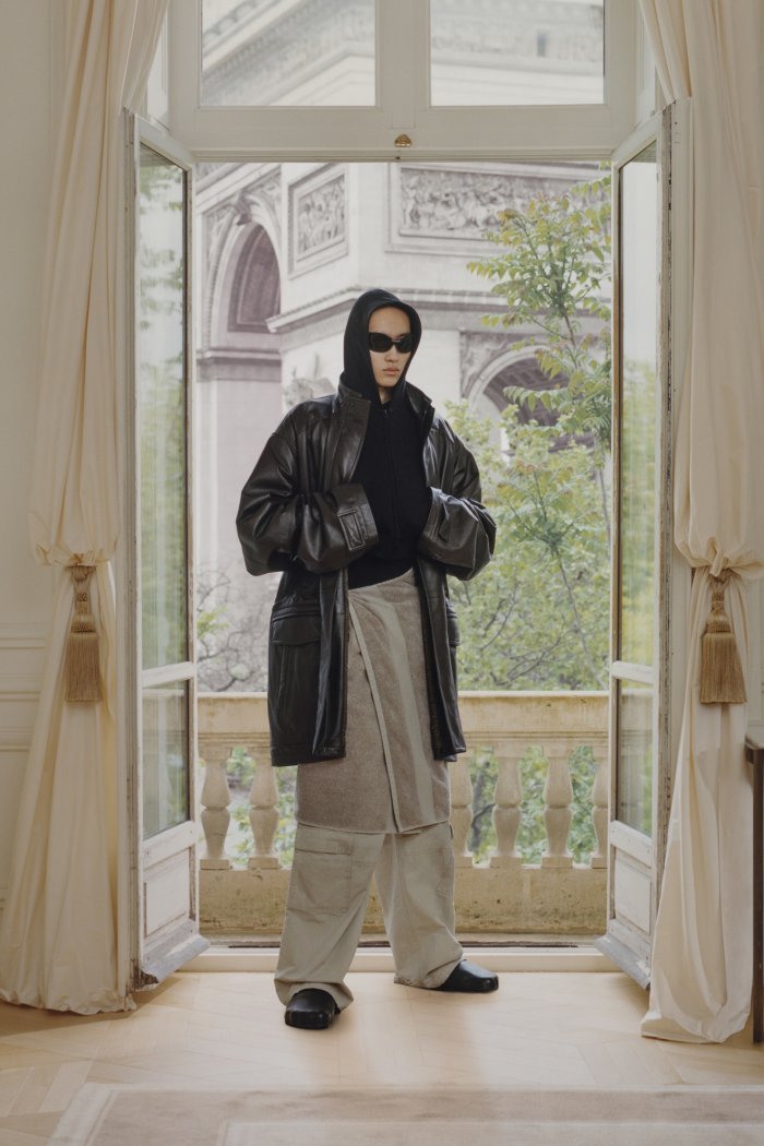 La Towel Skirt di Balenciaga indossata nella campagna ufficiale
