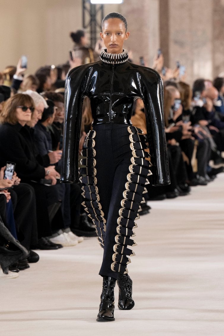 Look alieno della collezione Schiaparalien di Schiaparelli in passerella