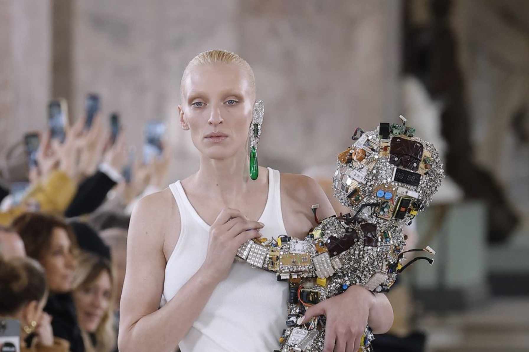 Abito couture Schiaparelli dai volumi surreali e ultraterreni