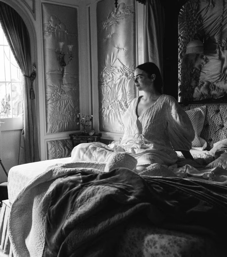 Bella Baxter in bianco e nero nella prima fase del film