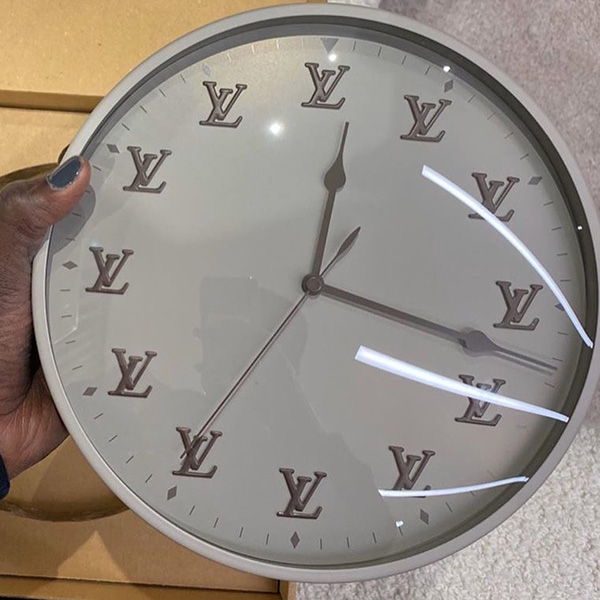 Orologio Louis Vuitton FW20 con lancette al contrario usato come invito