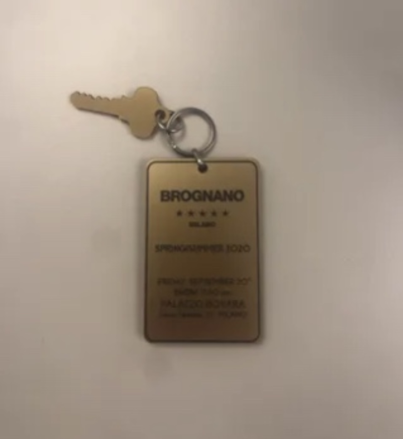 Chiave d'hotel recapitata come invito per la sfilata Brognano SS20