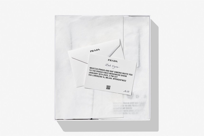Pigiama bianco profilato di nero, invito indossabile di Prada FW20 Man