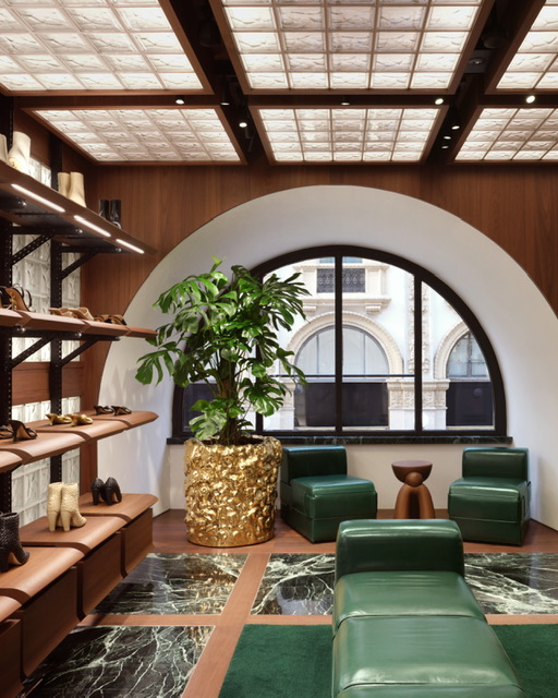 Scala curvilinea in marmo e legno nella boutique Bottega Veneta