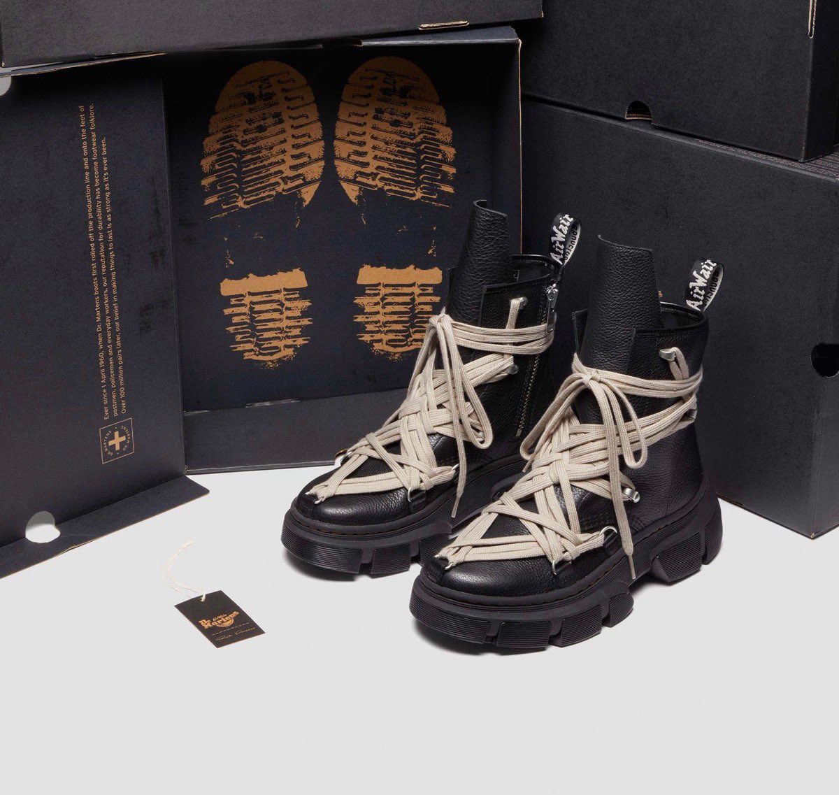 Dettaglio dei lacci incrociati sugli stivali Rick Owens x Dr. Martens