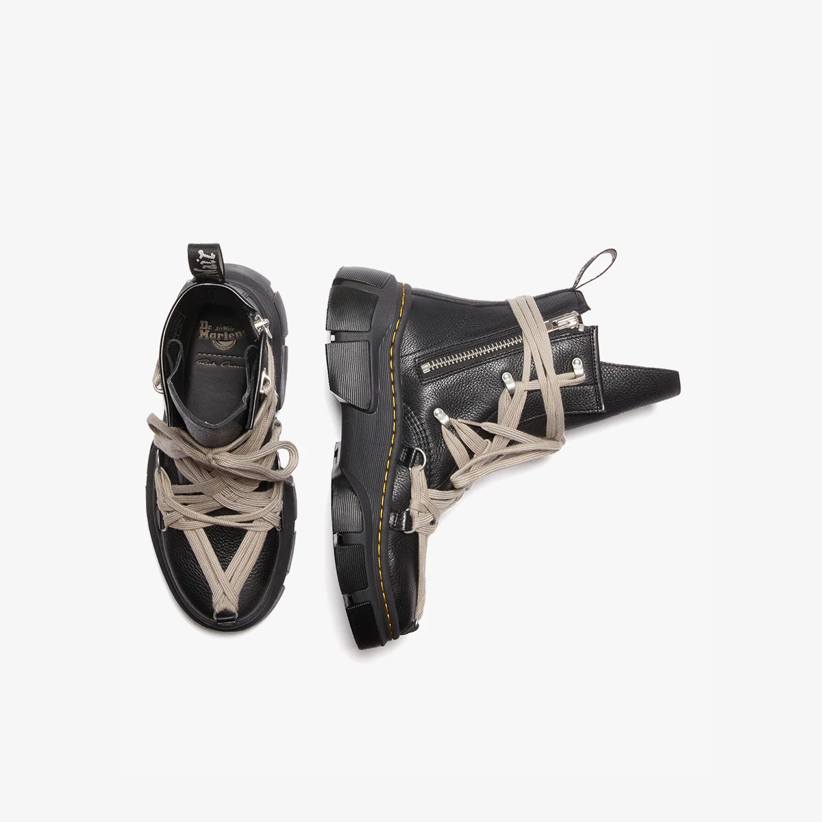 Suola massiccia e cuciture gialle degli stivali 1460 DMXL Mega-lace